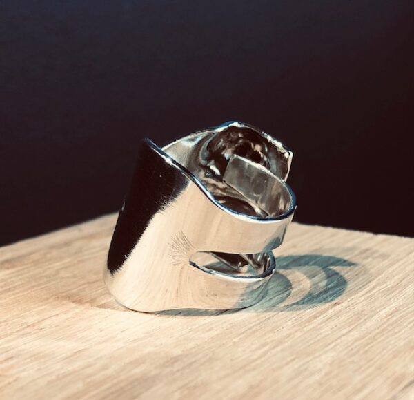 Bague SAPPHO, corps de femme – Image 3