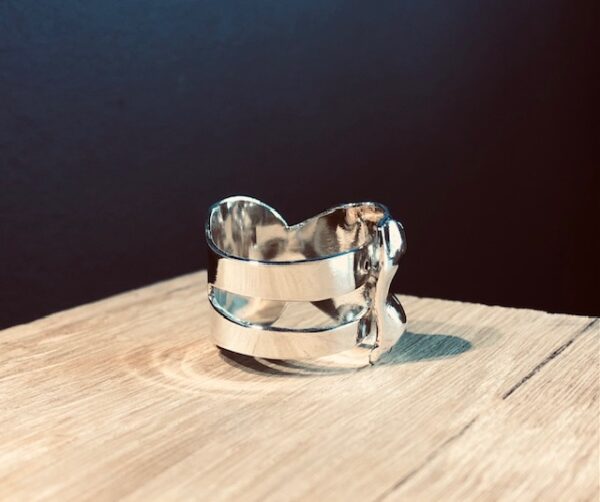 Bague SAPPHO, corps de femme – Image 2